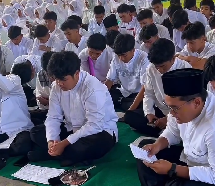 MENYAMBUT TKA, SMAN 4 PURWOREJO MENGGELAR DOA BERSAMA KELAS 12